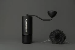 Comandante Black Crank - Langer Handhebel/Kurbel Mit Holzknauf 11 Comandante Black Crank - Langer Handhebel/Kurbel Mit Holzknauf -Eureka Verkaufs Shop Comandante Nitro Black mit langem Mahlhebel 1280x1280