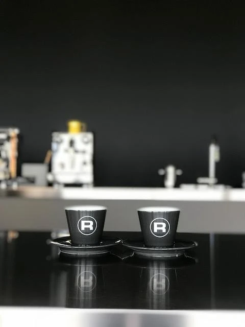 ROCKET Porta Via Cappuccinotasse Mit Unterteller In Anthrazit - Ohne Henkel 5 ROCKET Porta Via Cappuccinotasse Mit Unterteller In Anthrazit - Ohne Henkel – Bild 3