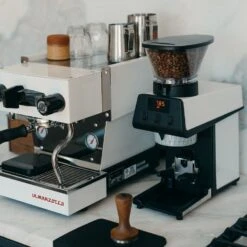 La Marzocco PICO Espressomühle In Weiß -Eureka Verkaufs Shop la marzocco pico kaffeemuehle weiss mit la linea mini 1280x1280